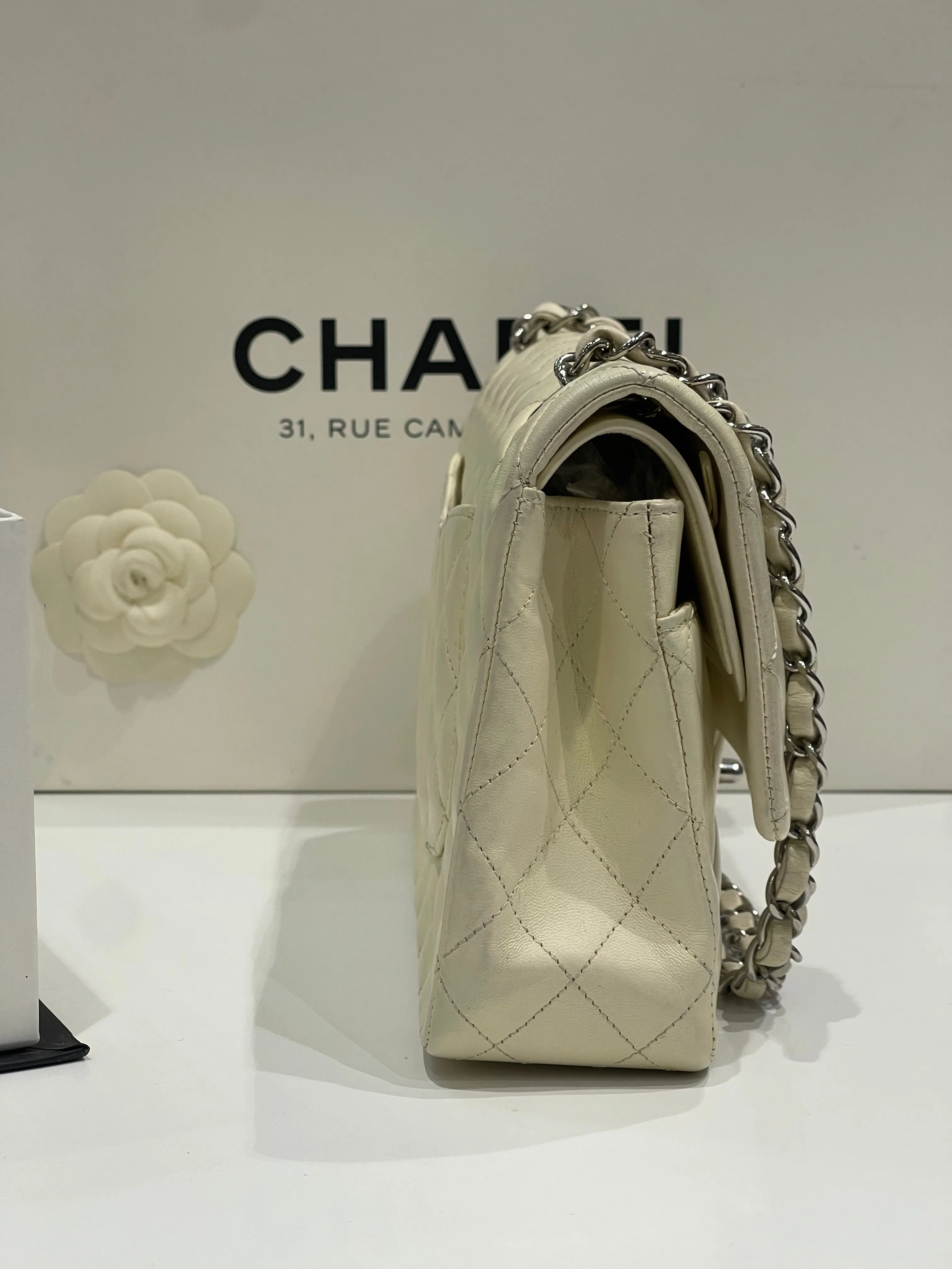 Chanel - Sac classique timeless ivoire