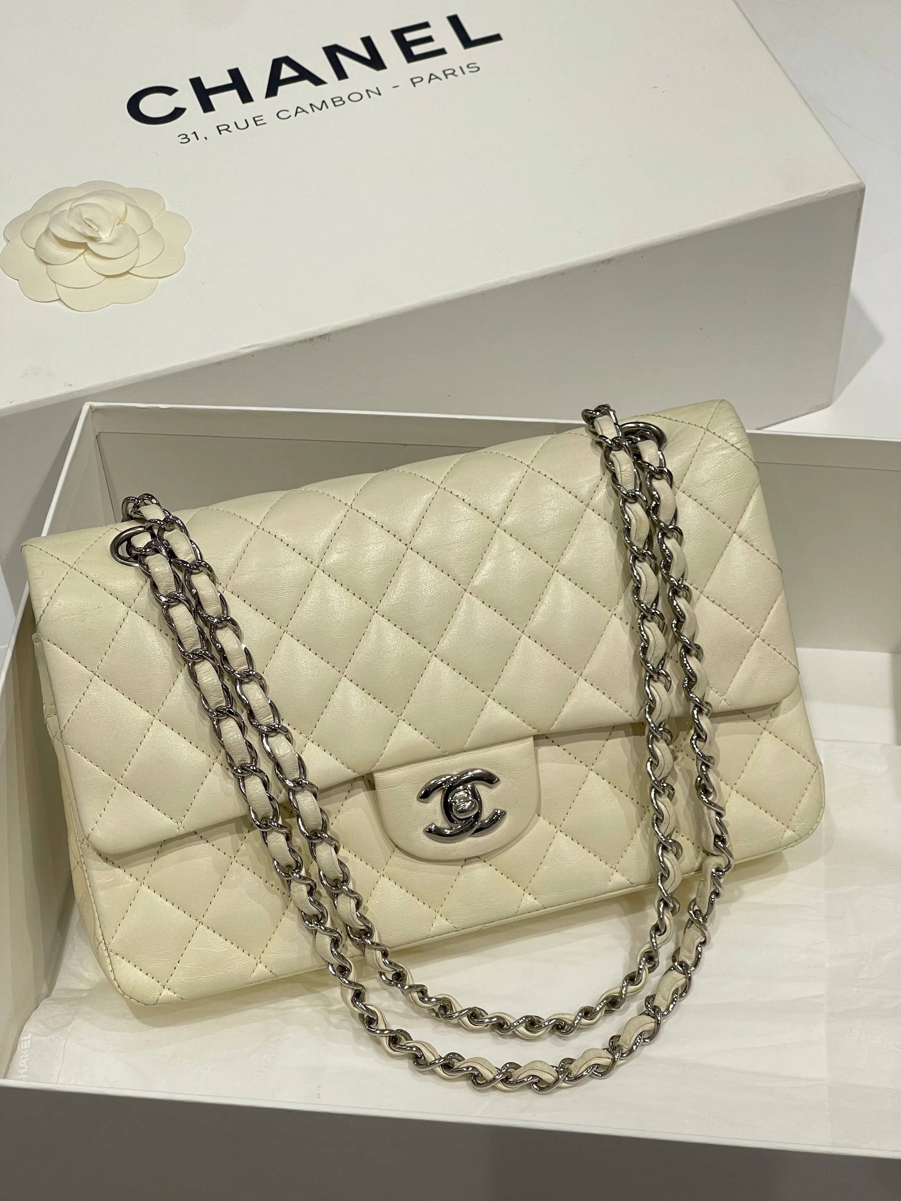 Chanel - Sac classique timeless ivoire