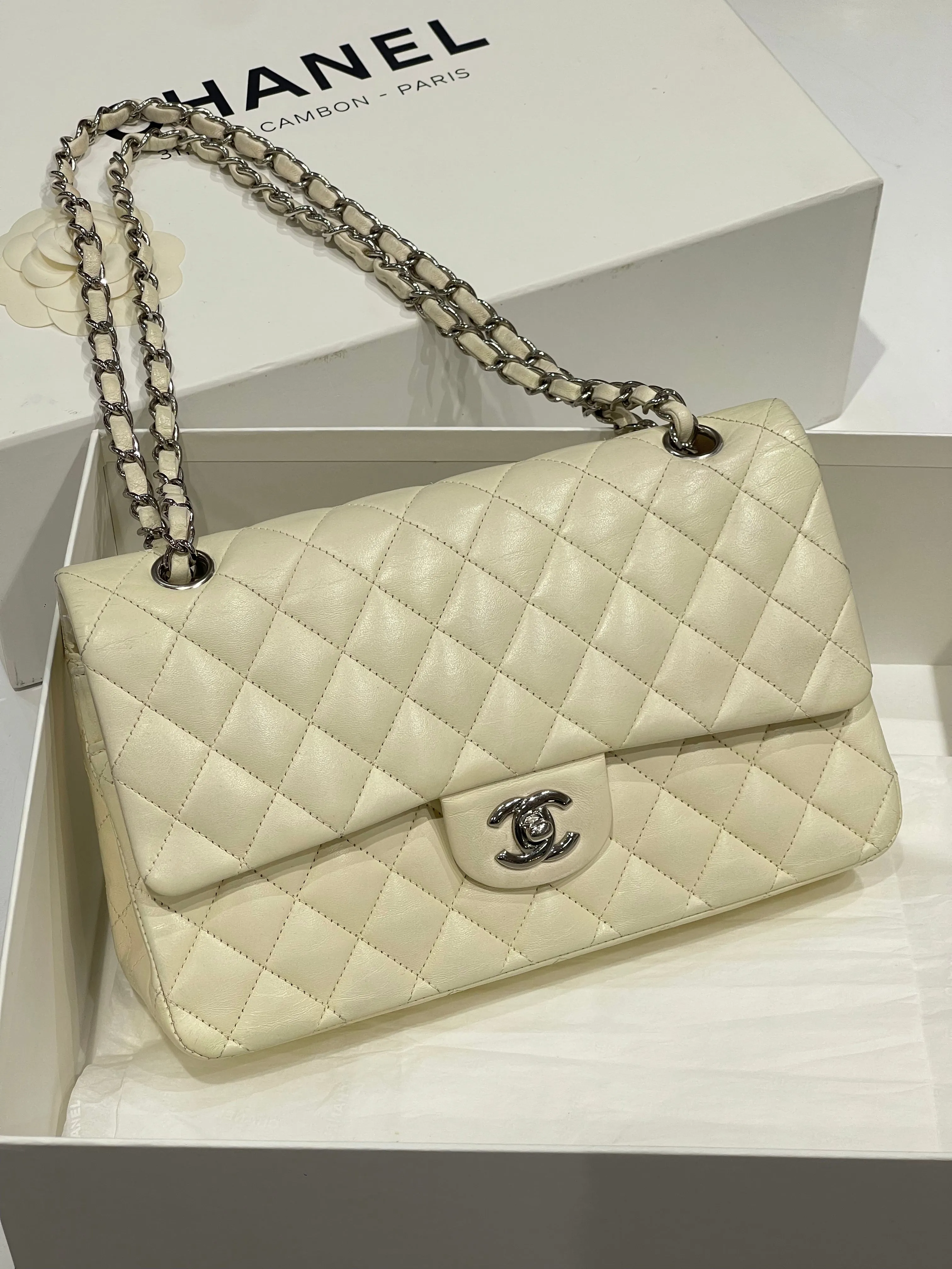 Chanel - Sac classique timeless ivoire