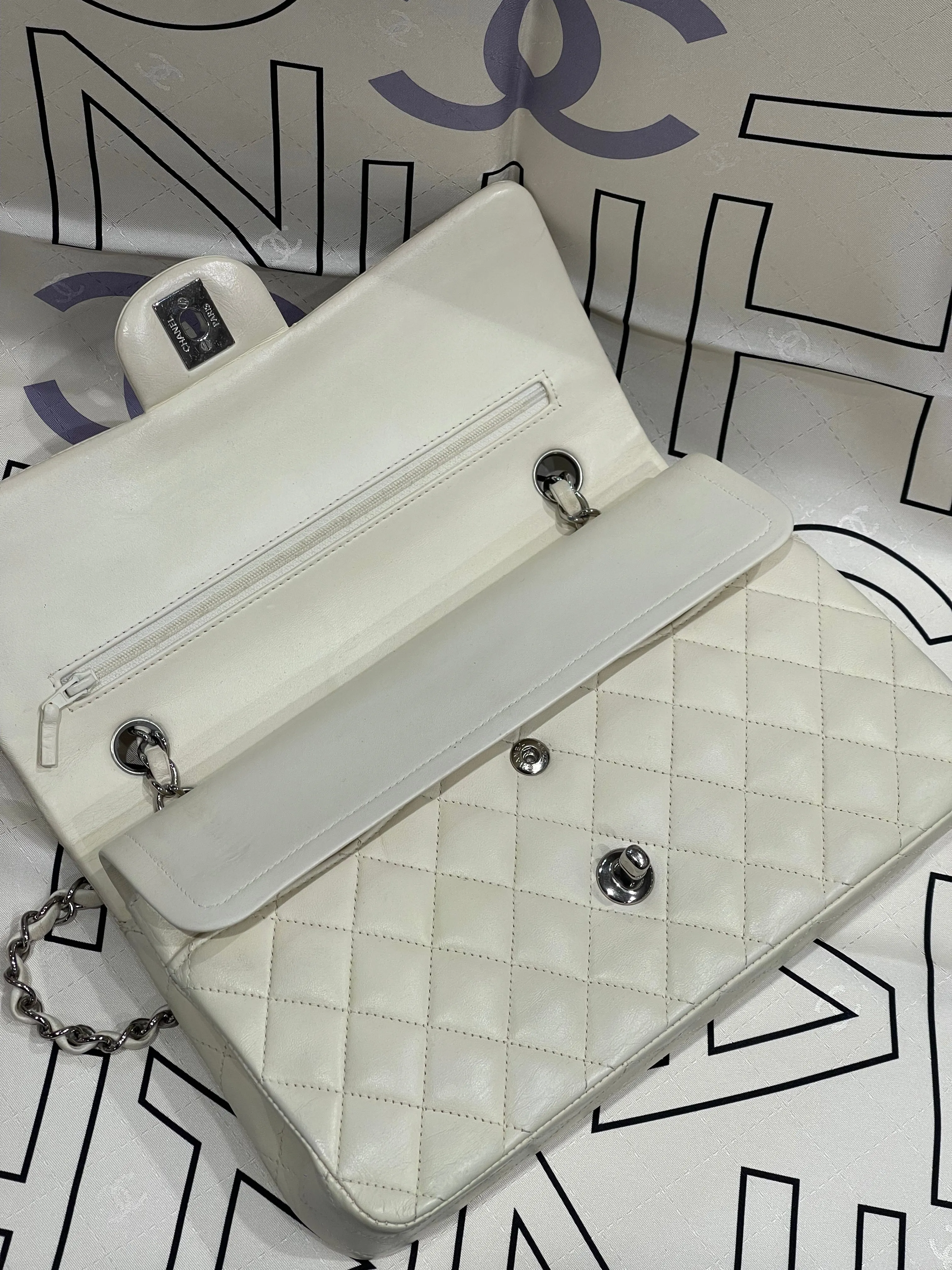 Chanel - Sac classique timeless ivoire